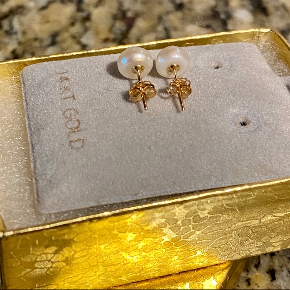 🎁14k Gold 6mm White Button Freshwater Pearl Studs - Picture 3 of 6